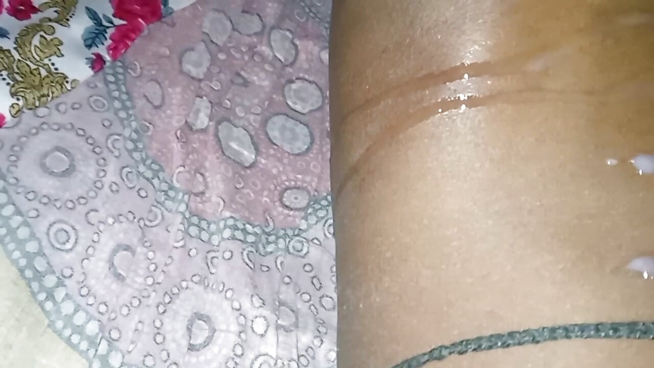 Desi lady boy sissy ki Kali chhutti masterbation aunty ki pantry pahan ke