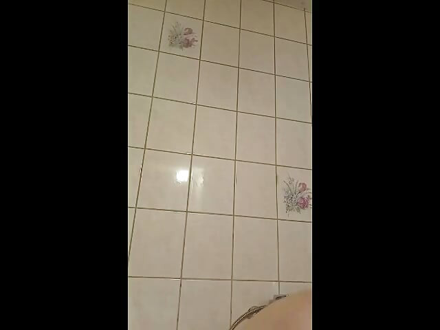 La chica traviesa se muestra y sus nalgas