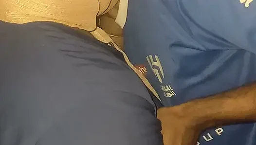 Ich betrat das zimmer der ehefrau eines anderen mannes und küsste sie leicht.