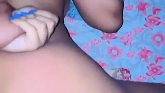 Desi bhabhi meletakkan kondom di kontol dan mulai bercinta dengan pose cowgirl