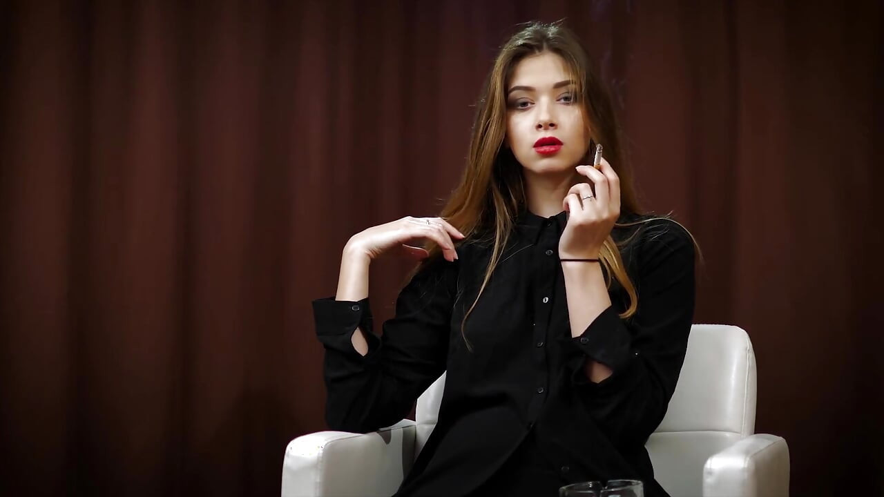 Slatka cura Irina uživa u Marlboro crvenom u svom prvom videu pušenja ikad (HD)
