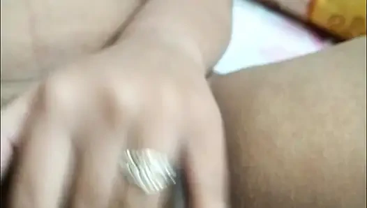 Desi payudara menekan & meraba memek