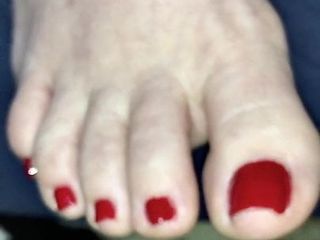 Istri seksi kaki dan jari kaki merah