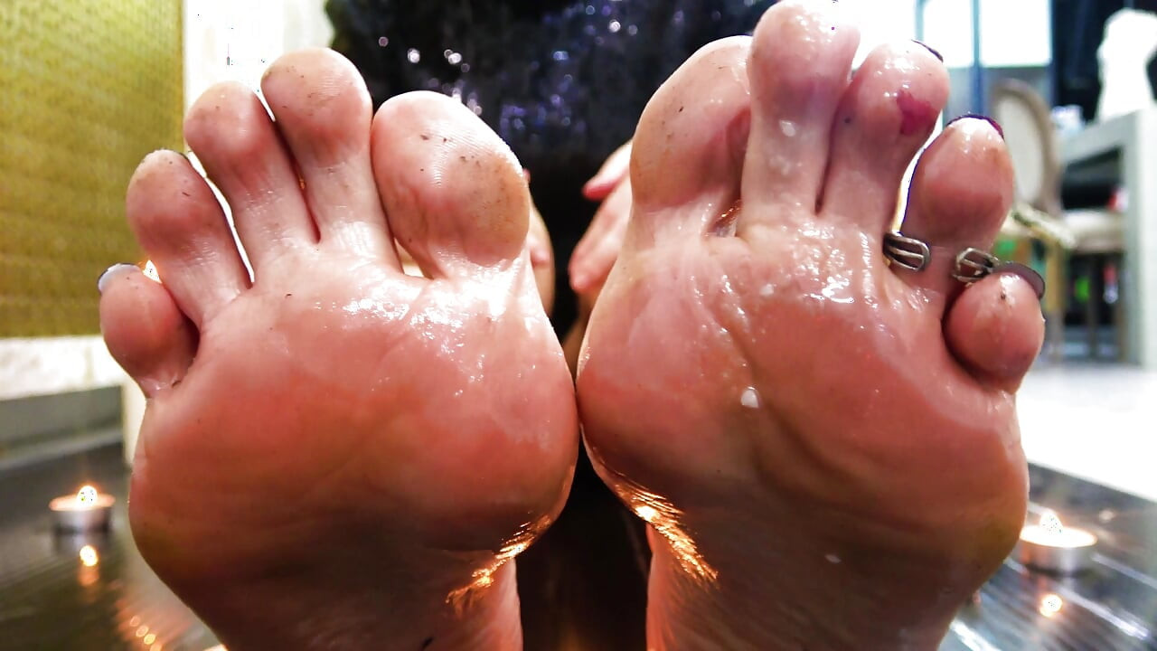 Humillación de pies sucios femdom