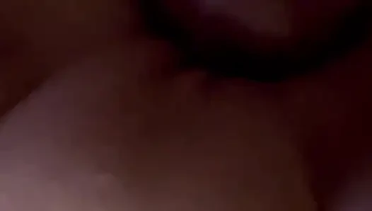 Sıkı tıraşlı amcığı yumrukla sikiyor