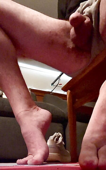 Man Cums On His Feet