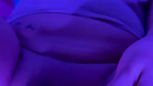 Perverses college-mädchen fickt ihre muschi und denkt über ihren stiefvater