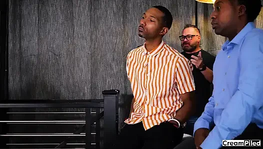 Cewek perancis lagi asik di-gangbang di pesta seks liar