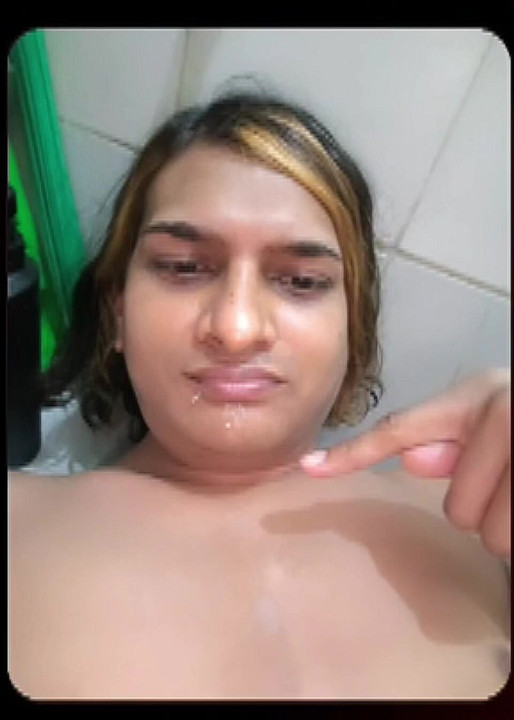 Zoya shezadai in video call service to Hee friends video celling to enjoy today