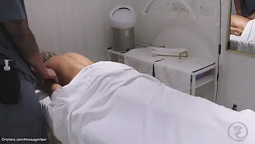 Terapis pijat asli disepong dan dientot sama pelanggan rambut pirang bugar