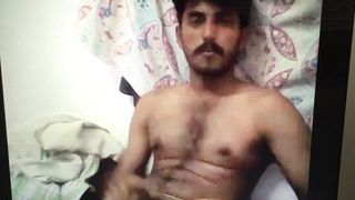 Indyjski chłopak na puszce pokazuje penisa