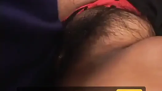 Azgın adam erotik sürtük kıllı amcığını sert sikiyor ve seviyor