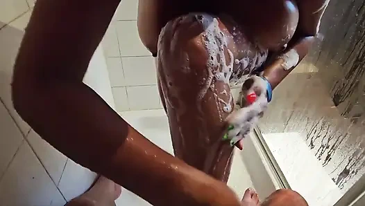 Gebräuntes mädchen in der dusche