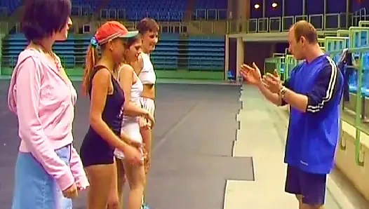 Sevimli Fransız genç kız soyunma odasında sikiliyor