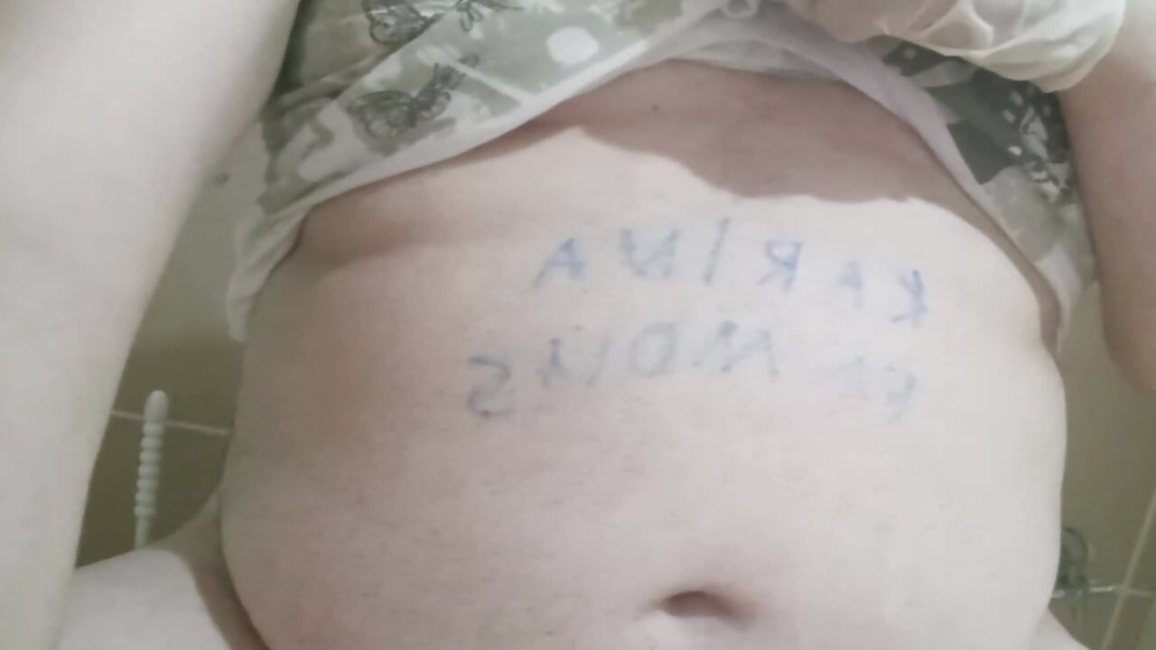 Estou mijando com meu pênis maricas e apertando a cabeça do meu pênis - Parte 1