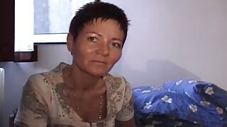 Kortharige Duitse dame behaagt haar harige kut met een dildo