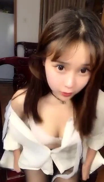 Beauty masturbates