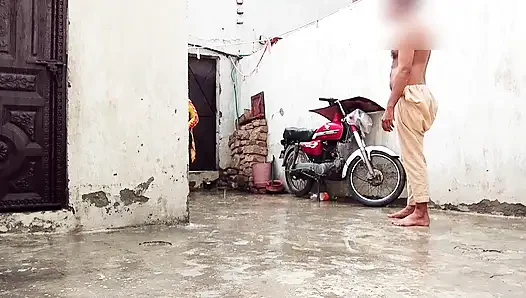 Barsaat ke mausam mein chute lagwane ka Apne maja hai barsat ke mausam mein gand Marne ka apna Maja