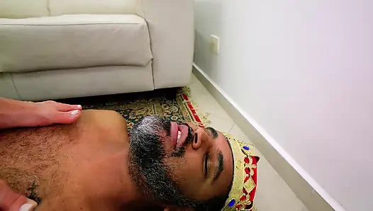 Penyembahan Mendalam: Mencium dan Menjilati Kaki Sempurna Rambut Coklat Cantik Ini