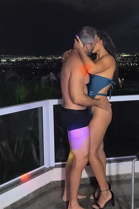 Puta gostosa se mostra para cara com tesão!