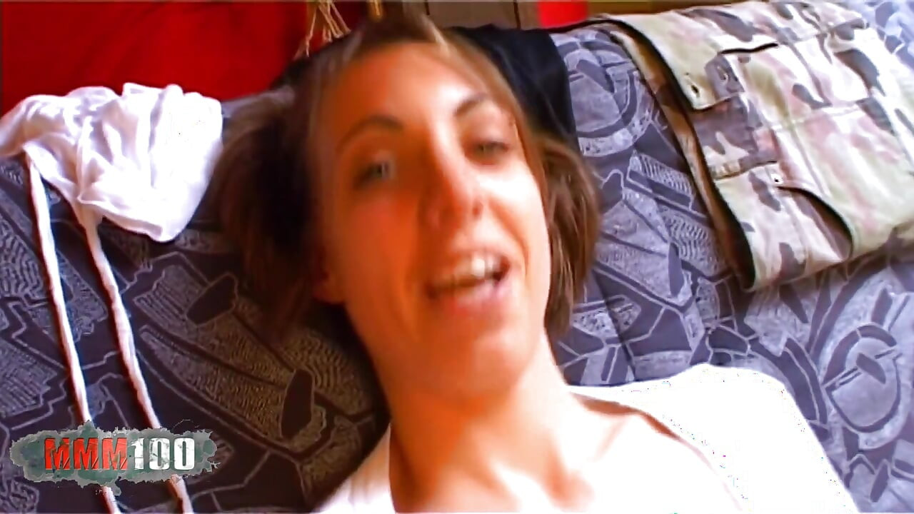 Den franske babe Missguapa forsøger at indsætte en meget stor dildo i sit røvhul