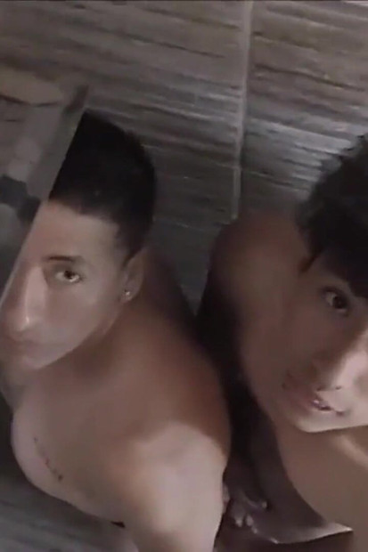 A tinderes randim miatt a segge a zuhany alatt