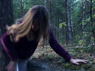 我在树林里操了一个陌生人来帮助她 - 公共场合性爱