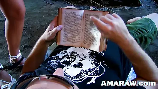 Анально трахаю татуированную крошку Esmeralda Moon в пещере