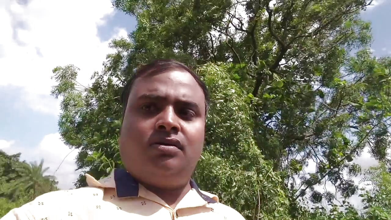 Sundar bangaali larki apne premi ke saath aautdor men stan dikhaati hai
