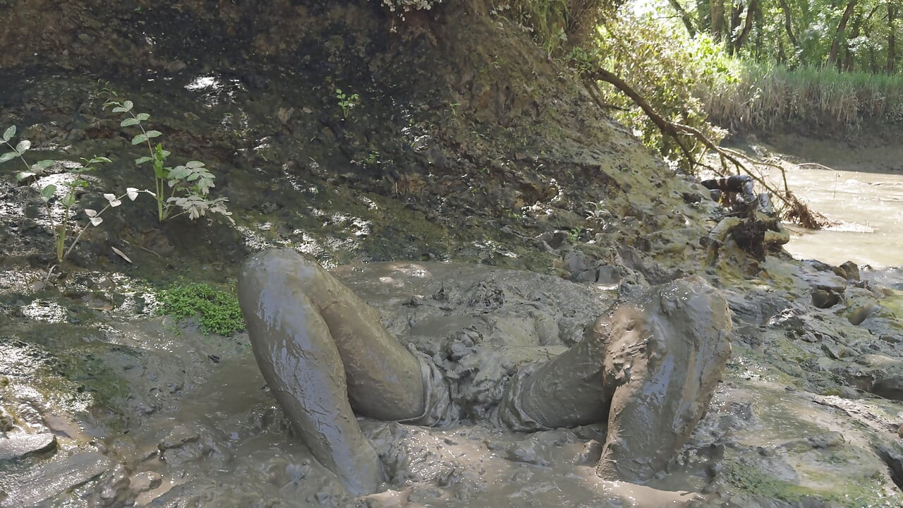 Odd Stuck... Living Mud ?