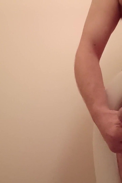 Мастурбация сиденье в туалете