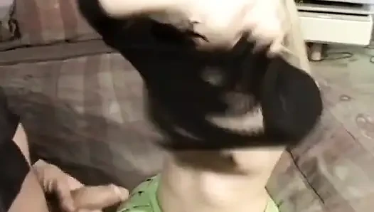 Yaramaz Fransız sürtük yüzünü sikiyor ve dölle kaplanıyor