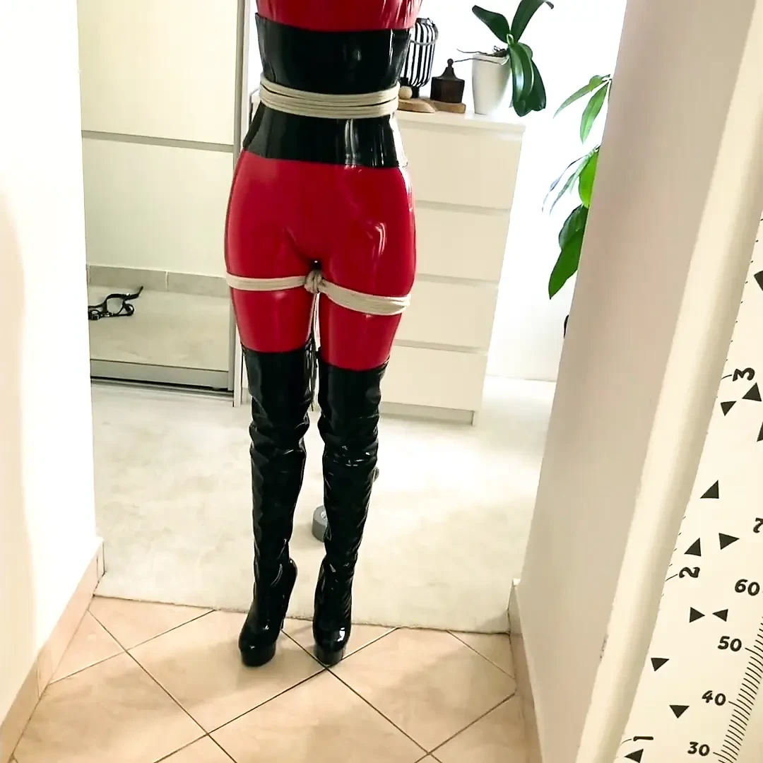 红色乳胶高跟鞋束缚