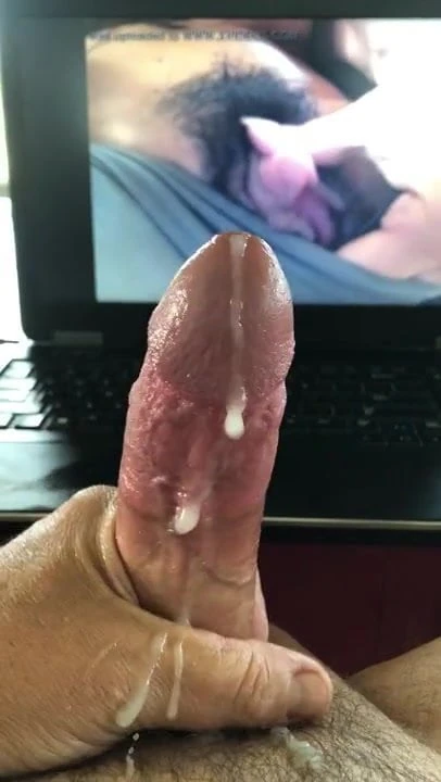 Kelentit gergasi membuatkan saya pancut