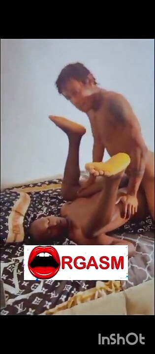 Pušenje bradavica mog dečka dok me jebao