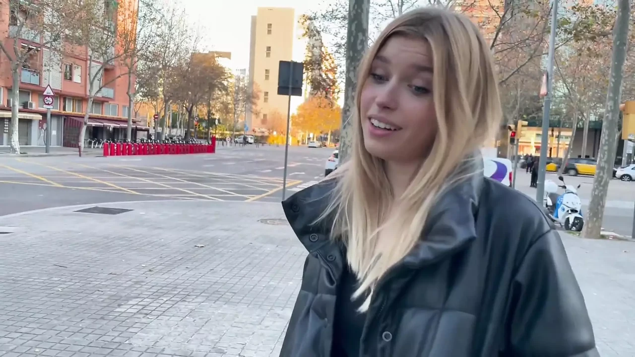 Blonde chaude expérimente une grosse bite