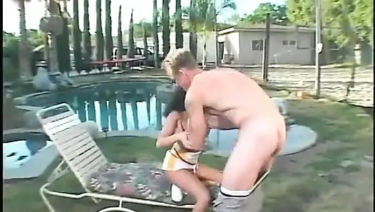 Горячую тинку трахают и кончают на лицо на улице