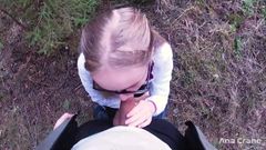 Une étudiante à lunettes suce une bite et se fait enculer dans la forêt