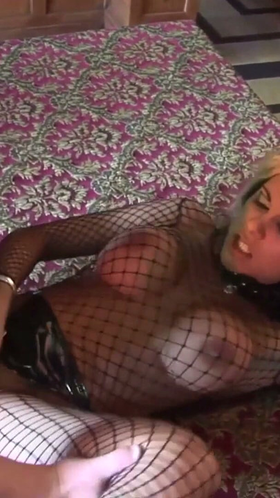 Der Schlossherr zerreisst meine Fishnets und fickt mich hart | Clip 1