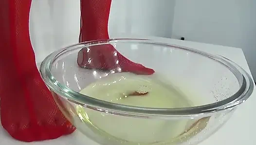 Милфа В Красном Писает В Тазик