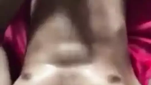 Güzel muscle vücut pislik kapalı üzerinde kam
