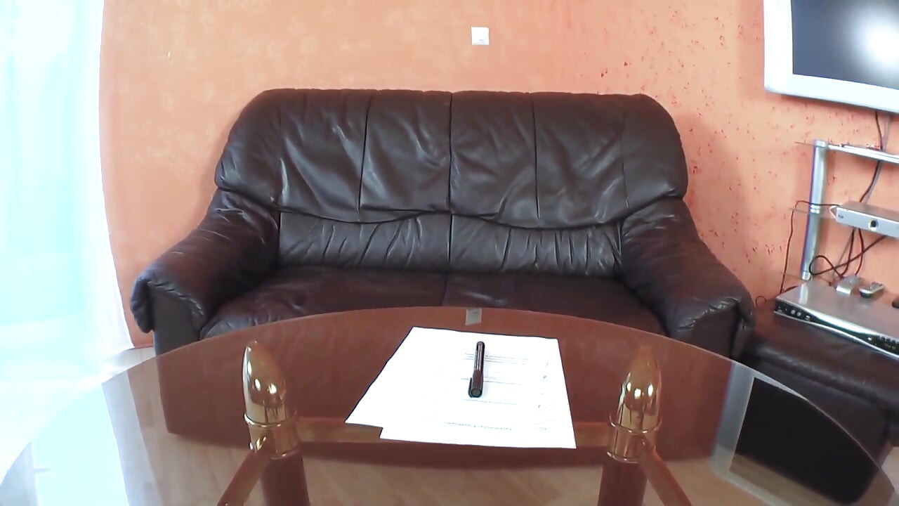 Crvenokosa kučka na našem kauču za kasting