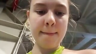 Si allena e si masturba in palestra