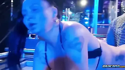 Di dalam klub malam mahkota memberiku dia yang seksi