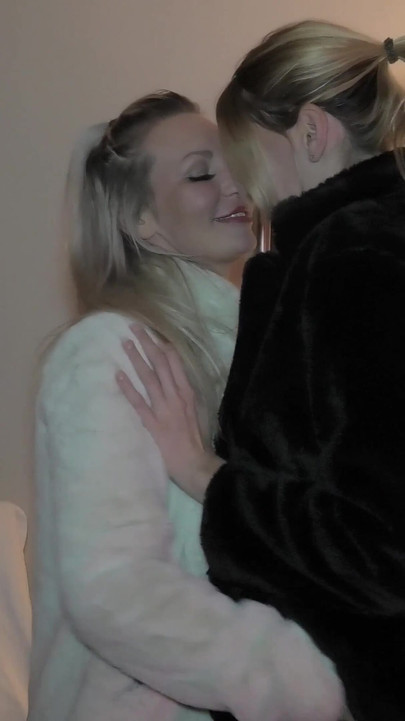 2 curve blonde obraznice în cizme și haină de blană!