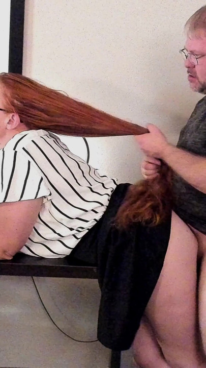 책상 위로 구부러진 털로 긴 빨간 머리를 내려오게 하는 교사 | 흑인 대물 자지와 섹스하는 흑인 대물