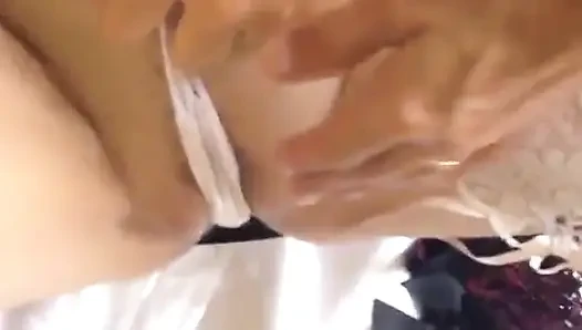 Fransız fahişe gecelik ve iç çamaşırlı giyinik seks, topuklu ayakkabılar ve file, oral seks, göt dilleme
