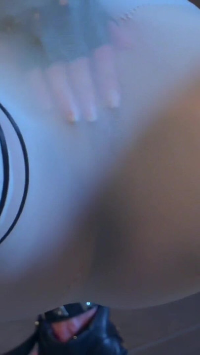 Jeny Smith, uma milf gostosa, mostra seus peitos e buceta para o cara. Isso vai mais longe do que se masturbar? | Clipe 2