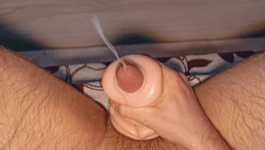 Deze kerel vindt het heerlijk om op zijn lul te spugen en speeksel te gebruiken in plaats van glijmiddel. Luid orgasme met een rubberen vagina.
