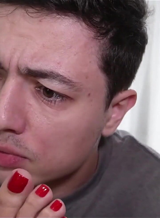 Seksi ve otoriter komşu onu friendzone'a sokuyor ve ayaklarını yeni komşuya taptırıyor